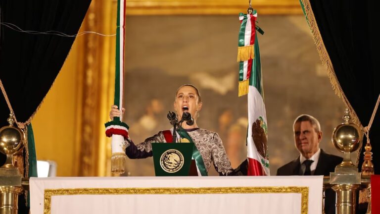 Da Sheinbaum su primer Grito: ‘¡Vivan las heroínas!’.