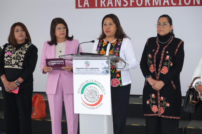 Feria de Chimalhuacán, la senadora Mariela Gutiérrez destaca tradiciones del municipio.